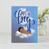 C’est une carte de Faire-part pour bébé garçon (Debout devant)