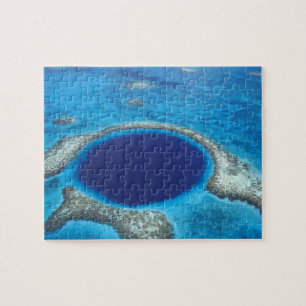CA, Belize. Luchtfoto van Blue Hole (diameter Legpuzzel