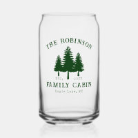 Cabane de famille rustique en forêt verte