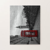 Cabine téléphonique rouge dans le puzzle denteux (Vertical)