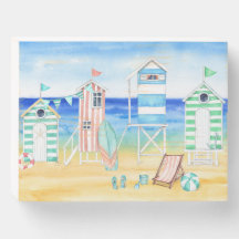 Cabines de plage sur la boîte à affichage en bois 