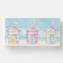 Cabines de plage sur la boîte à affichage en bois 