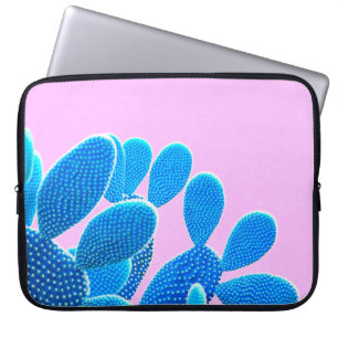Cactus blauw gekleurd op de roze achtergrond. Mode Laptop Sleeve