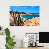 Cactus op Rocky Hilltop over Sandy Beach Poster (Thuiskantoor)
