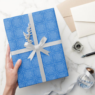 Cadeau Blanc sur papier d'enveloppement de crochet bleu c