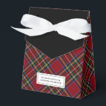 Cadeau classique de vacances Red Tartan<br><div class="desc">Cette charmante boîte cadeau,  avec un classique motif écossais,  est parfaite pour Noël ou pour toute occasion. Le devant a un étiquette qui dit "Fait main avec amour par" et votre nom. Cette boîte est idéale pour les petits cadeaux,  les faveurs ou les gâteries maison.</div>