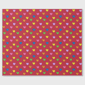 Cadeau Coeurs colorés sur papier d'enveloppement rouge (Plat)