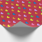 Cadeau Coeurs colorés sur papier d'enveloppement rouge (Coin)