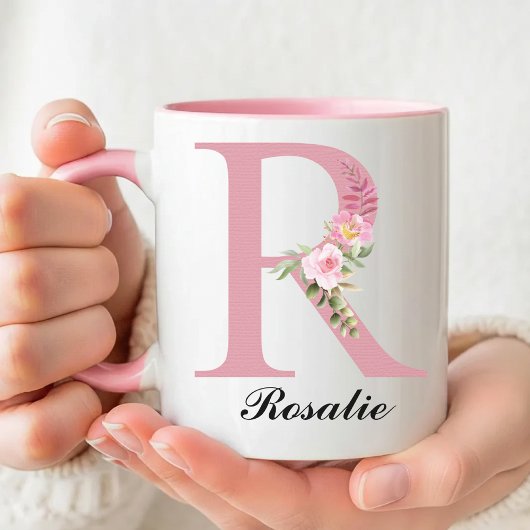 Cadeau de mug à monogramme avec roses roses person