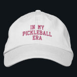 Cadeau De Pickleball Amusant Et Branché - À L'Ère<br><div class="desc">Un casquette de pickleball branché et amusant qui dit "À mon ère de pickleball". Parfait pour ceux qui aiment le jeu du pickleball. Obtenez un casquette correspondant pour votre bestie de pickleball. Modifiez facilement le texte personnalisé.</div>