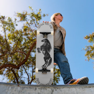 Cadeau de skateboard Black Horse avec texte person