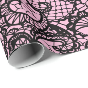 Cadeau Dentelle noire sur papier d'enveloppement rose