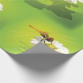 Cadeau Dragonfly Sur Un Papier À Fleurs
