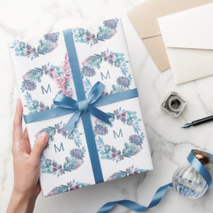 Cadeau Envelopper le papier avec des brindilles et des fl