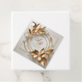 Cadeau Étiquettes de Faveur de Mariage à Monogramme Doré (En situation)