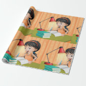 Cadeau Fille Travaillant Sur Un Papier D'Enveloppement De (Déroulé)