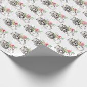 Cadeau Fleurs et caméra sur papier d'emballage blanc (Coin)