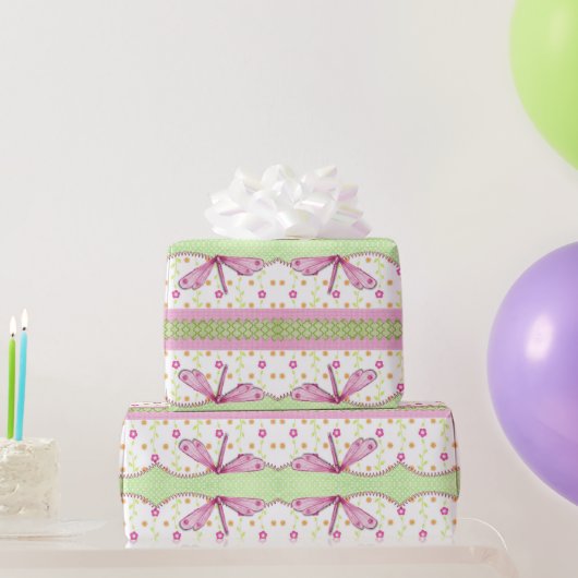 Cadeau Fleurs et libellules roses enveloppant du papier (Cadeaux de fête)