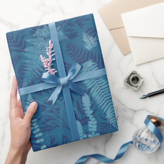 Cadeau Fougères dans du papier d'emballage bleu