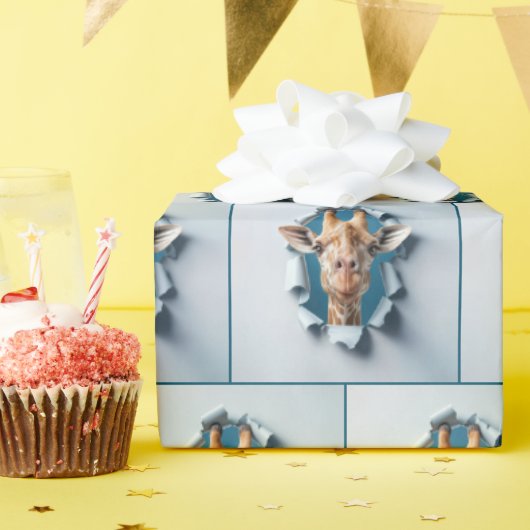 Cadeau Giraffe émergée d'un trou de papier déchiré (Fête d'anniversaire)