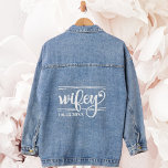 Cadeau Mariage branché Wifey nouvellement marié<br><div class="desc">La veste denim classique avec un texte "Wifey" moderne dans un script de calligraphie tourbillonnant avec un coeur,  et customisé avec l'année. Le cadeau mariage parfait et gardez le saké pour la belle mariée mariée.</div>