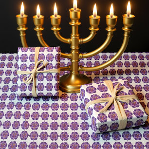Cadeau Menorah violet sur papier d'enveloppement arrière 