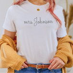 Cadeau personnalisé Mme T-Shirt pour une mariée<br><div class="desc">Personnalisée Mme T-Shirt,  Mme Custom Nom de famille Chemise,  Mariée à être cadeau,  Cadeau nuptiale personnalisé,  Futur Mme,  Cadeau pour mariée,  Chemise nuptiale</div>