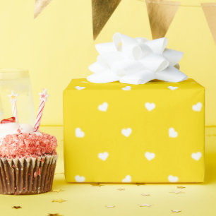 Cadeau Petite coeur sur papier d'enveloppement jaune vif
