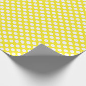Cadeau Point Polka blanc sur papier à envelopper jaune (Coin)