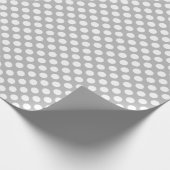 Cadeau Point Polka blanc sur papier enveloppant gris (Coin)