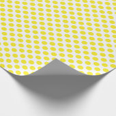 Cadeau Pointe Polka jaune sur papier à envelopper blanc (Coin)