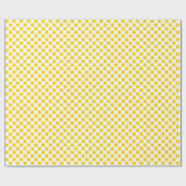Cadeau Polka jaune d'or sur papier à envelopper blanc (Plat)