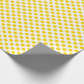 Cadeau Polka jaune d'or sur papier à envelopper blanc (Coin)