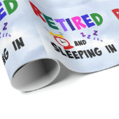 Cadeau Retraité et dormant dans le papier d'enveloppement (Coin rond)