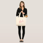 Cadeau Sac fourre-tout-Mariage de mariée rose vif<br><div class="desc">Simple,  chic et joli,  ce sac fourre-tout de mariée présente un script rose vif doux sur un arrière - plan en toile naturelle,  ce qui en fait l'accessoire parfait pour la mariée moderne. Ce sac fourre-tout est élégant et élégant.</div>
