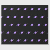 Cadeau Saturne violette sur papier d'emballage noir (Plat)