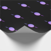 Cadeau Saturne violette sur papier d'emballage noir (Coin)