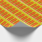 Cadeau Skis rouges sur papier d'emballage jaune. (Coin)