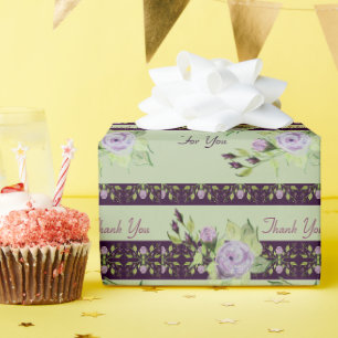 Cadeau Violet foncé avec papier d'enveloppement mauve