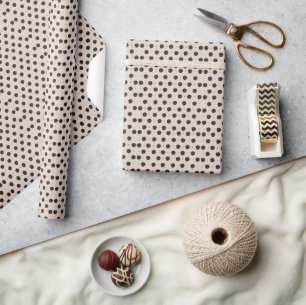 Cadeaubehang met beige crème polka stippen cadeaupapier