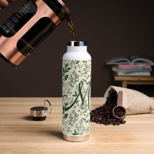 Cadeauboeket met initiaal in saliegroene botanisch waterfles
