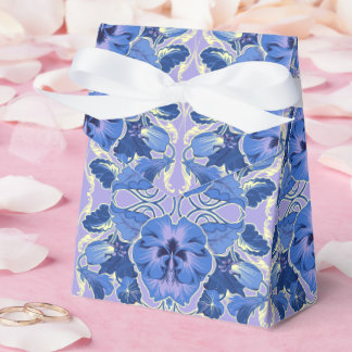 Cadeaupapier met oude viooltjes bedankdoosjes