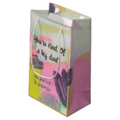 Cadeautas zegt "je bent een beetje een big deal" (Achterkant Gekanteld)