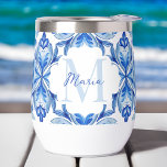 Cadeaux de demaid Italien Bleu carreaux monogramme<br><div class="desc">C'est beaucoup plus vintage Italien Blue Maiolica tuiles Italien douche nuptiale favorise les cadeaux de douche nuptiale demoiselle d'honneur faveurs de la mariée,  bleu méditerranéen cadeaux pour son nom personnalisé vin thermique tumbler</div>