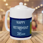 Cadeaux de retraite heureux personnalisés pour mam<br><div class="desc">Verser l'amour et la chaleur dans chaque tasse, nos cadeaux de retraite heureux personnalisés pour maman est la façon parfaite de montrer votre appréciation pour tout ce qu'elle a fait. Avec la capacité de la customiser avec votre message sincère et une photo chère, cette théière n'est pas seulement un bateau...</div>