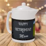 Cadeaux de retraite heureux personnalisés pour Mam<br><div class="desc">Verser l'amour et la chaleur dans chaque tasse, nos cadeaux de retraite heureux personnalisés pour maman est la façon parfaite de montrer votre appréciation pour tout ce qu'elle a fait. Avec la capacité de la customiser avec votre message sincère et une photo chère, cette théière n'est pas seulement un bateau...</div>