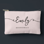 Cadeaux de soubrette de sac de maquillage personna<br><div class="desc">Ces petits sacs réfléchis et élégants font le cadeau parfait pour vos demoiselles d'honneur - une belle façon de montrer votre appréciation pour leur amour et leur soutien. Qu’il s’agisse d’un cadeau pour une fête de mariée, d’une faveur pour une soirée de bachelorette ou d’une proposition pour une femme de...</div>