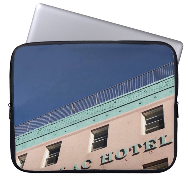 CADILLAC HOTEL BOUW LAPTOP SLEEVE (Voorkant)
