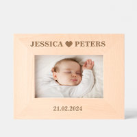 Cadre de la date de naissance du bébé avec coeur