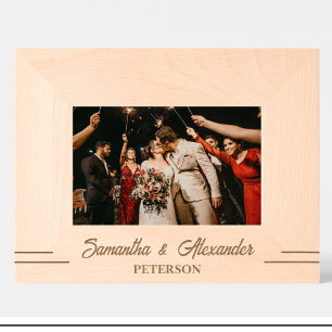 Cadre en bois gravé avec un nom de couple simple